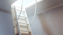 Isolation Trappe Accès Combles, Entretenir Combles, Au Plafond, Trappe De Visite Vers Les Combles Ou Le Grenier Ouverte Et Laissant Voir Un Escalier Escamotable