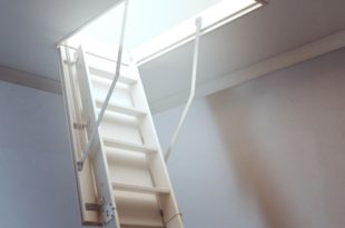 Isolation Trappe Accès Combles, Entretenir Combles, Au Plafond, Trappe De Visite Vers Les Combles Ou Le Grenier Ouverte Et Laissant Voir Un Escalier Escamotable