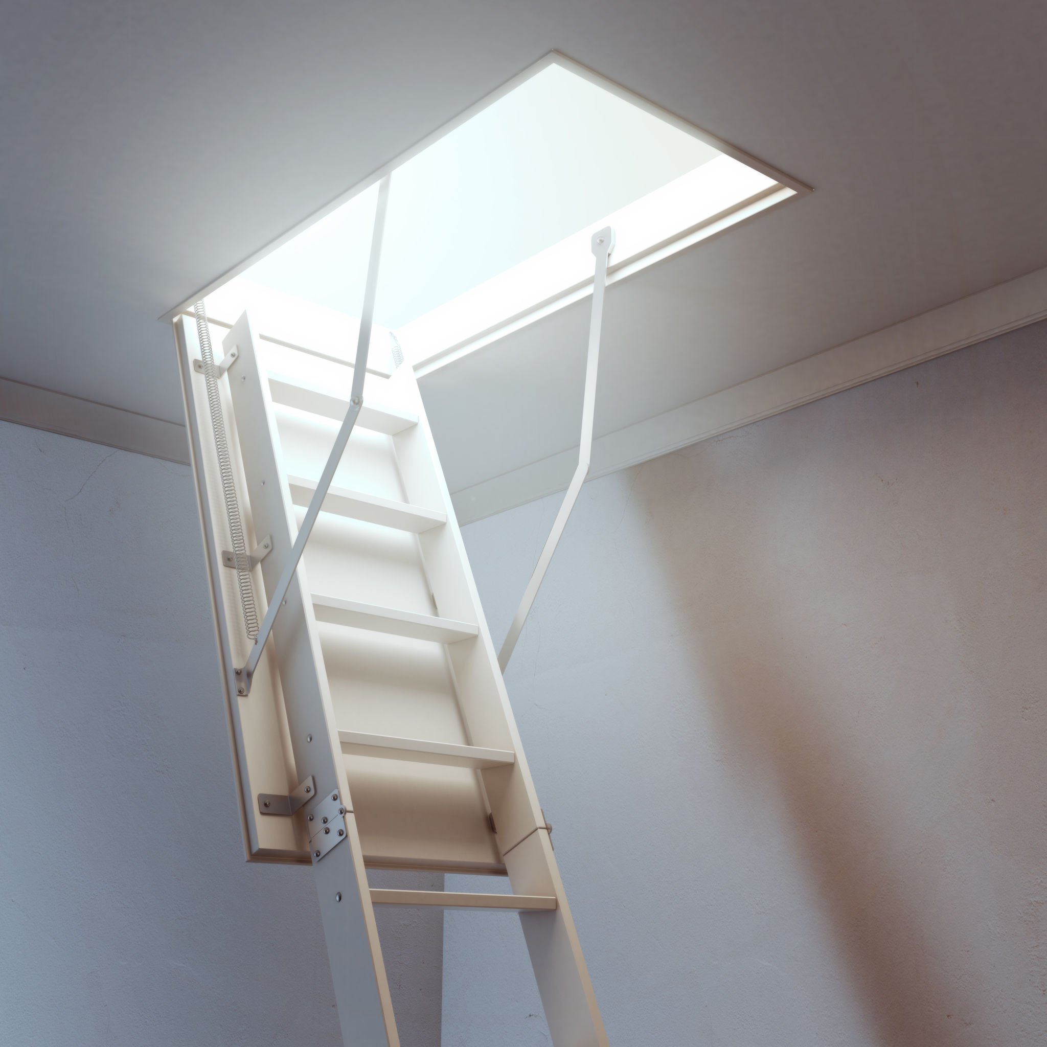 isolation trappe accès combles, entretenir combles, Au plafond, trappe de visite vers les combles ou le grenier ouverte et laissant voir un escalier escamotable