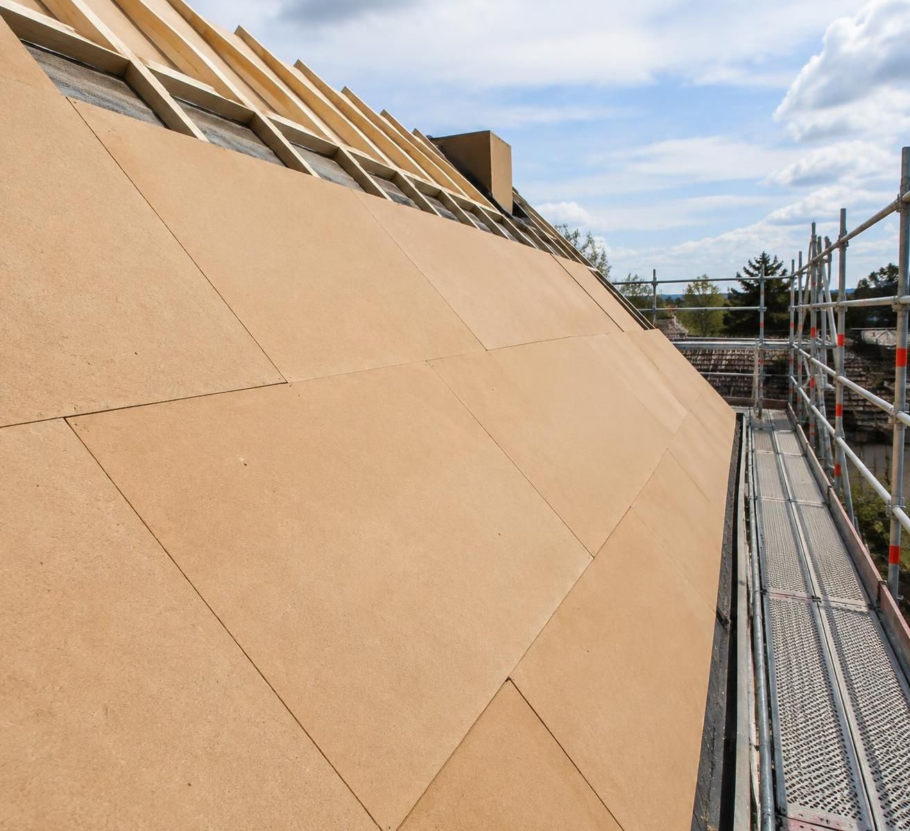 découvrez comment isoler une toiture par la méthode du sarking : étapes, matériaux et conseils pour améliorer le confort thermique de votre maison.