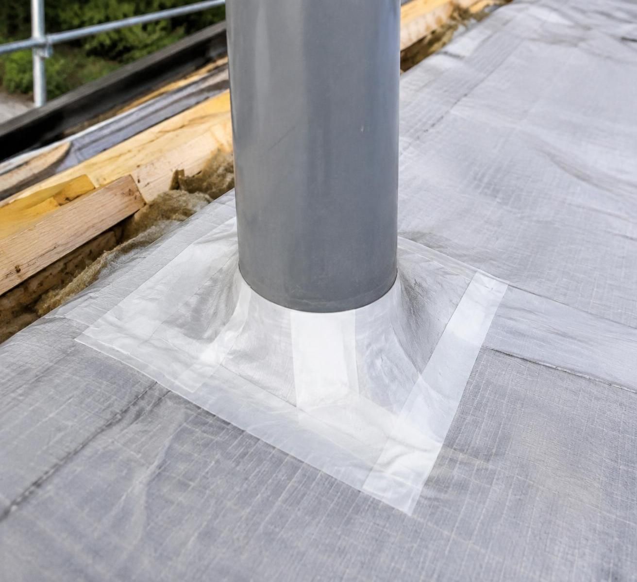 découvrez comment isoler une toiture par la méthode du sarking : étapes des travaux, matériaux adaptés et avantages de cette isolation par l’extérieur.