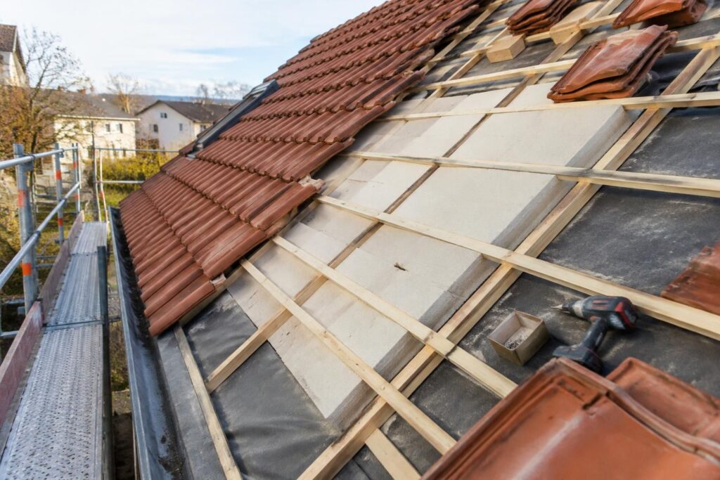 découvrez les travaux d’isolation sarking, leur durée et les points de vigilance pour réussir l’isolation de votre toiture.